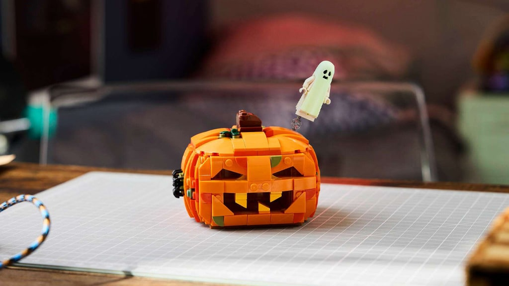 LEGO выпустил хэллоуинские наборы — тыква и череп для декора